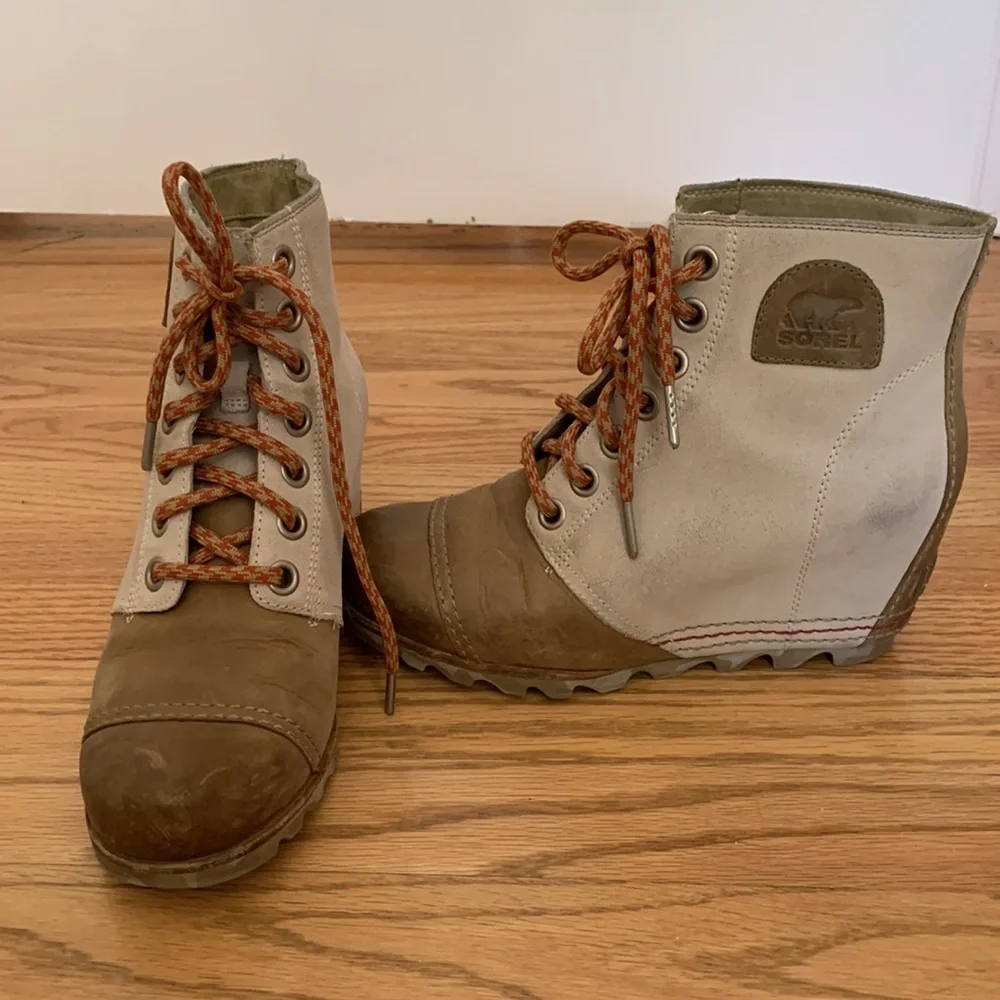Gently worn Sorel Wedge Booties! Great treads for winter! - Picture 2 of 5